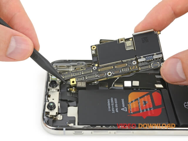 Hình 2: Tháo pin và bảng mạch iPhone